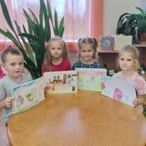 Свои теплые впечатления дети отразили в рисунках «Моя семья».