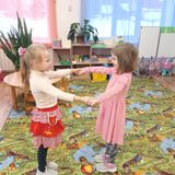 Круг добра через тепло рук друг друга и улыбку.