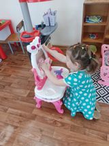 Дети помогают родителям убираться в квартире.