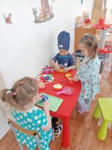Семья готовит праздничный обед.
