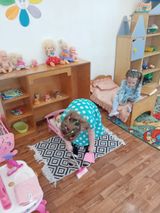 Дети помогают родителям убираться в квартире.
