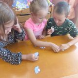 Собирают разрезанные картинки